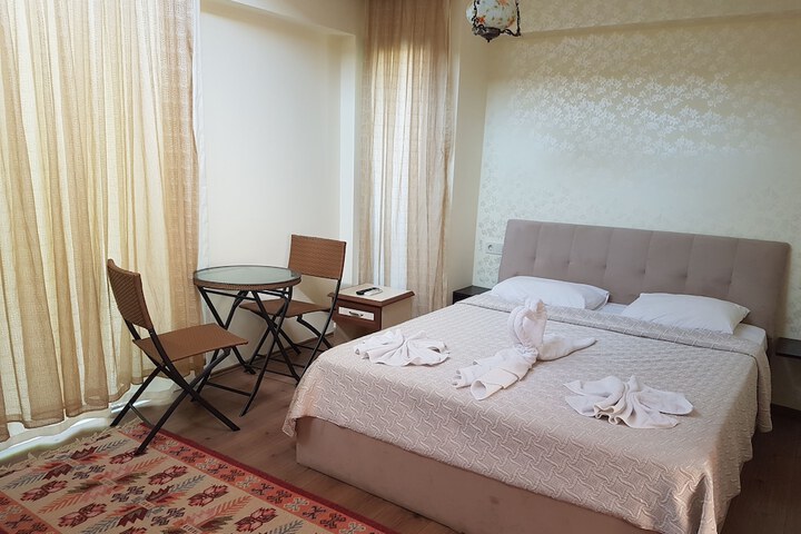 Room 12 of 102
