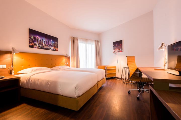 Room 9 of 36
