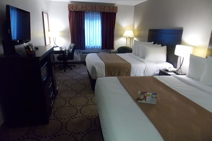 2 Queen Beds (7 of 11)