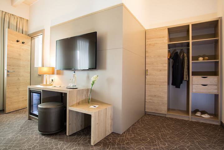 Room 16 of 36