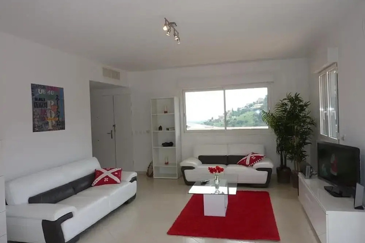Room 4 of 12