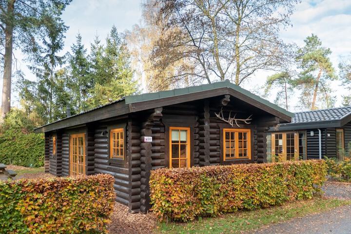 Wooden Chalet with Dishwasher near De Veluwe National Park in Otterlo