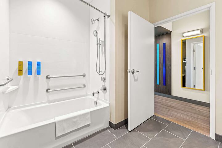 1 King Bed Accessible (7 of 8)