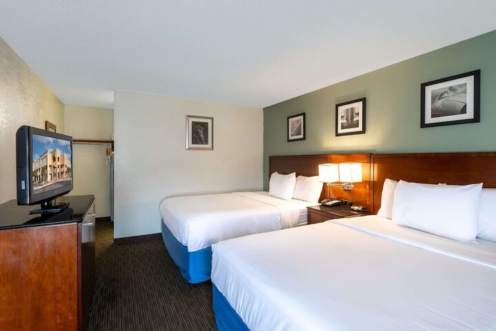2 Queen Beds (2 of 8)
