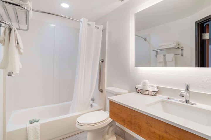 1 King Bed Microwave and Refrigerator WiFi Continental Breakfast (16 of 34)