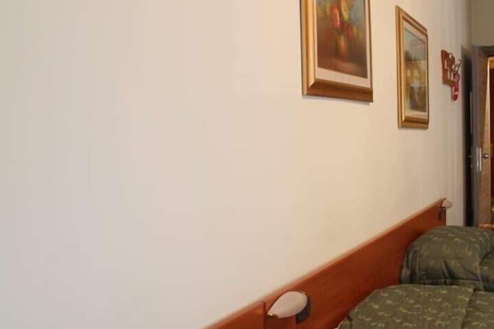 Room 11 of 33
