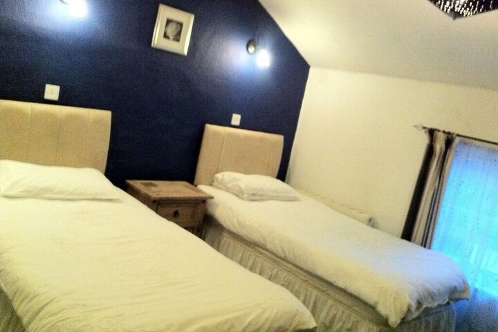 Room 2 of 10