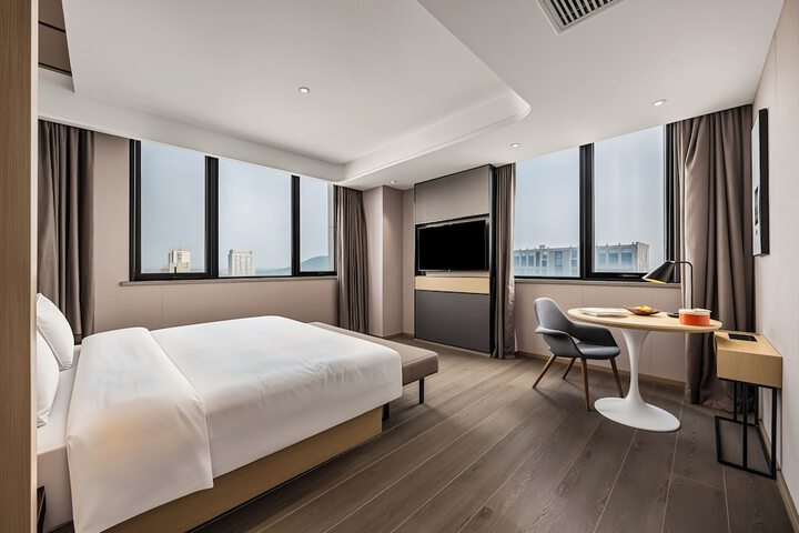 Room 10 of 38