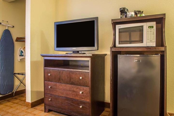 2 Queen Beds (7 of 10)