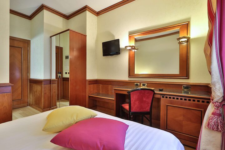Room 32 of 90