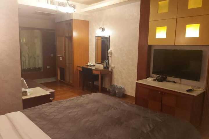 Room 10 of 32