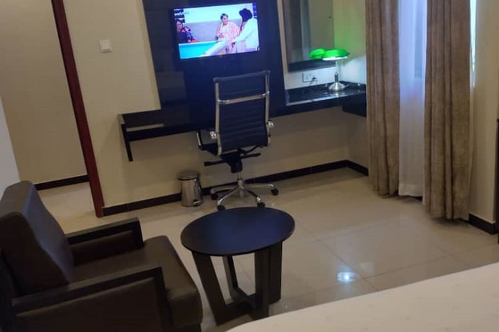 Room 6 of 14