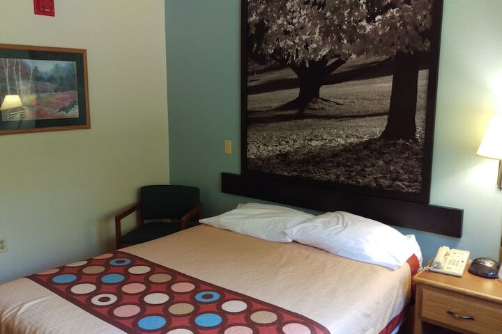 1 Queen Bed Accessible Room (18 of 25)
