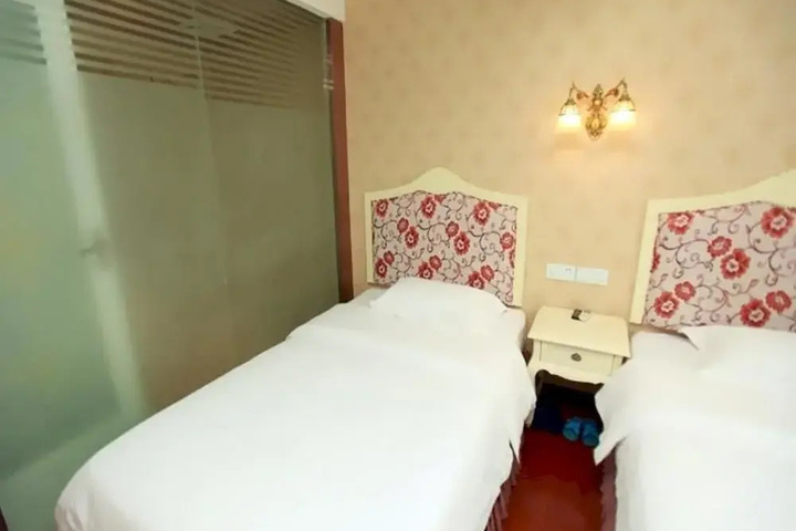 Room 6 of 10