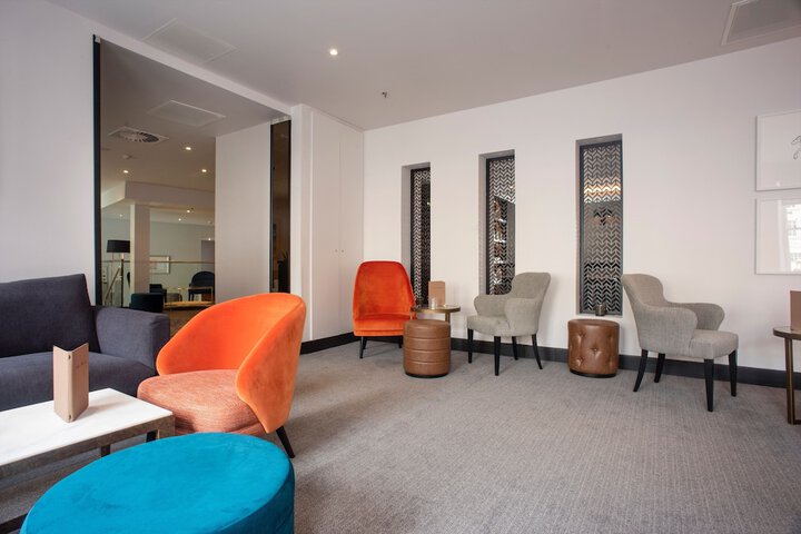 Lounge 87 of 110