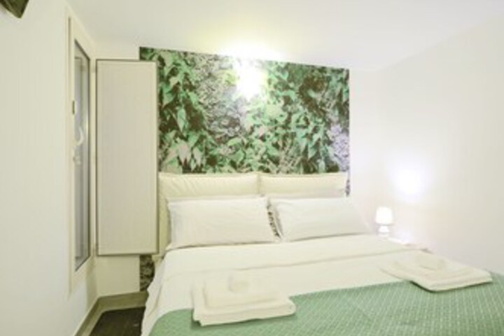 Room 7 of 18