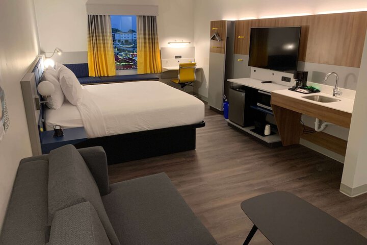1 King Bed (5 of 9)