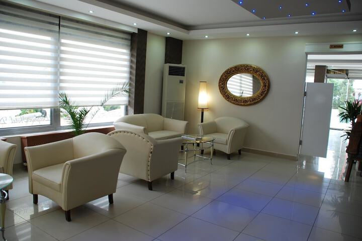Lounge 22 of 39