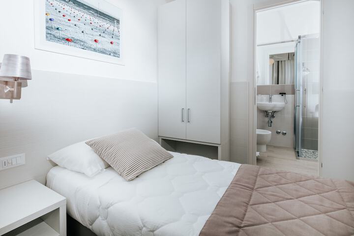 Room 11 of 25
