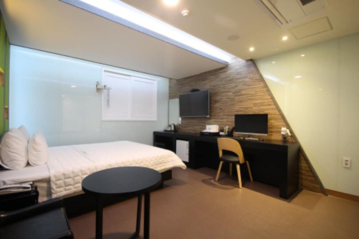Room 21 of 43