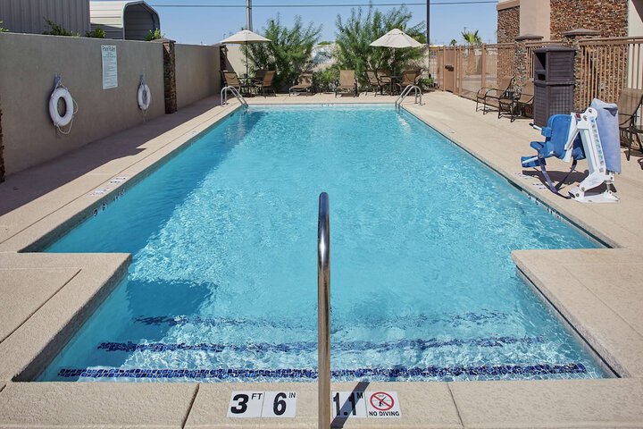 Hotel Pool