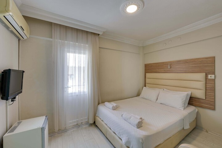 Room 16 of 102