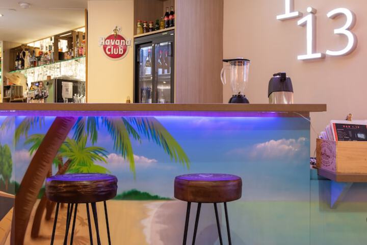 Lounge 107 of 209