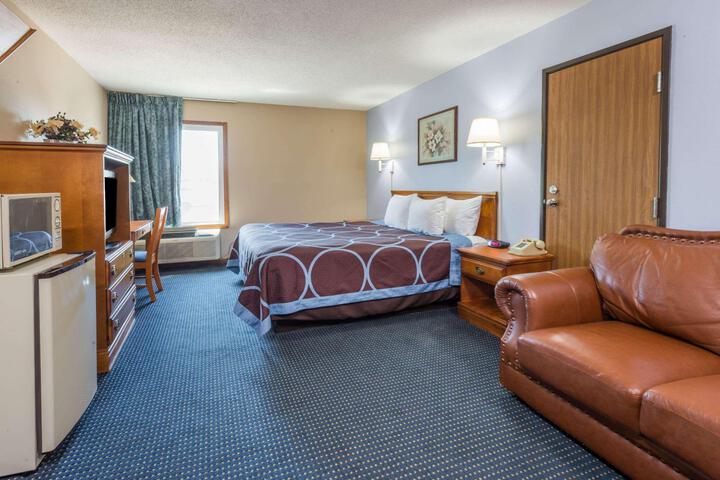 1 Queen Bed (7 of 18)