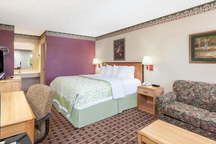 1 King Bed (6 of 10)