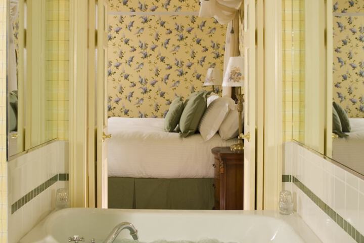 Room 8 of 33