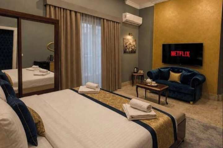 Room 32 of 68