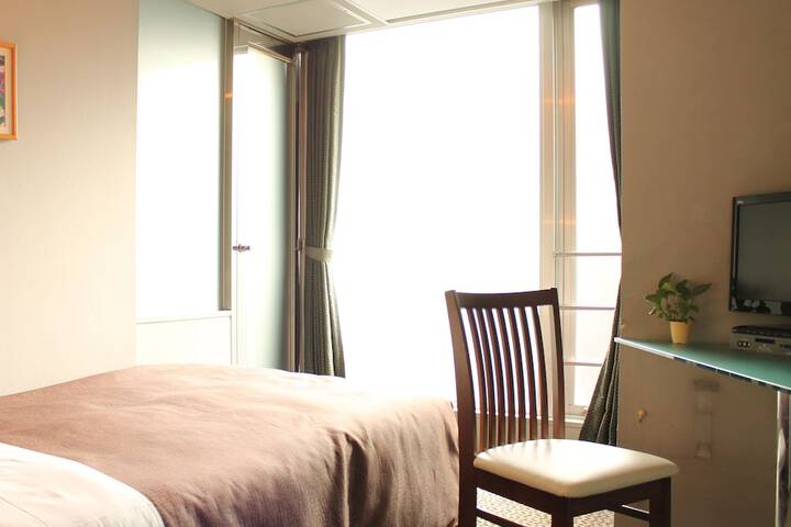 Room 9 of 32
