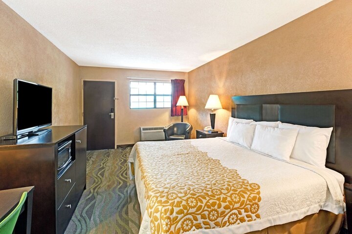 1 King Bed (6 of 6)