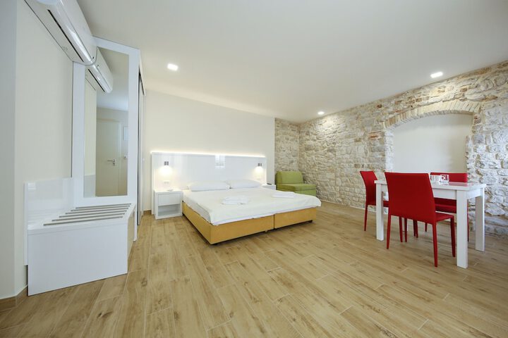 Room 9 of 39