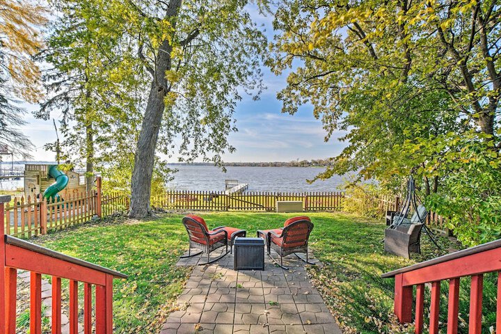 Lakefront Home w / Game Room Theater & Dock!