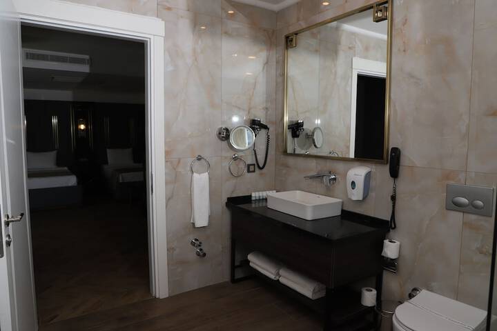 Room 52 of 159