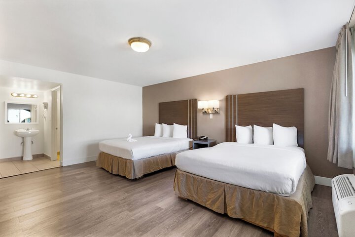 2 Queen Beds (3 of 14)