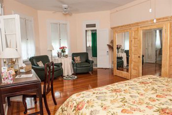 Room 9 of 18