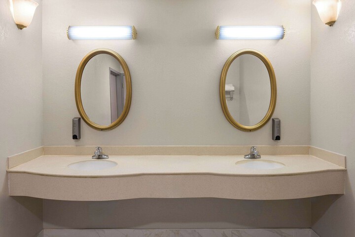 1 King Bed Mobility Accessible Bathtub with Grab Bars (15 of 34)