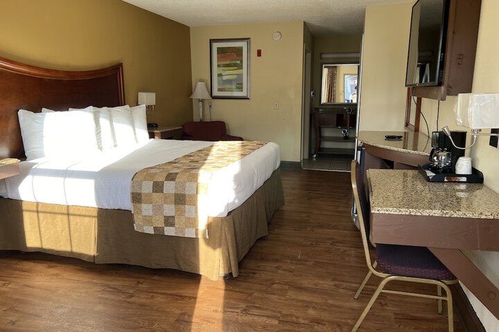 1 King Bed (2 of 6)