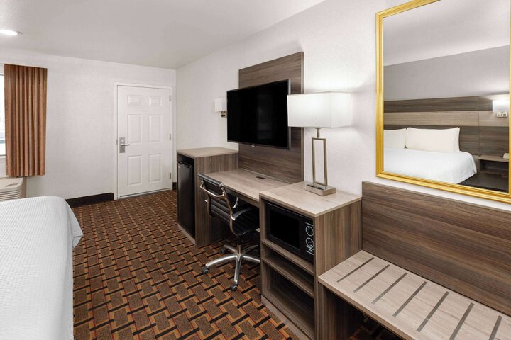 Room 6 of 43