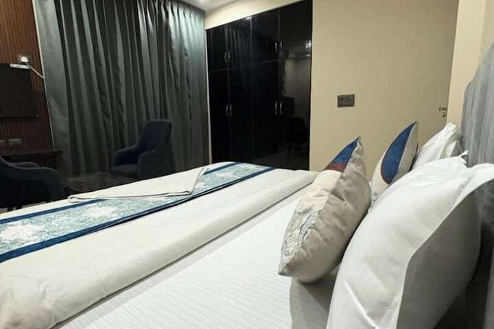 Room 12 of 33