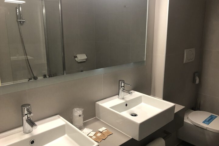 Room 52 of 69