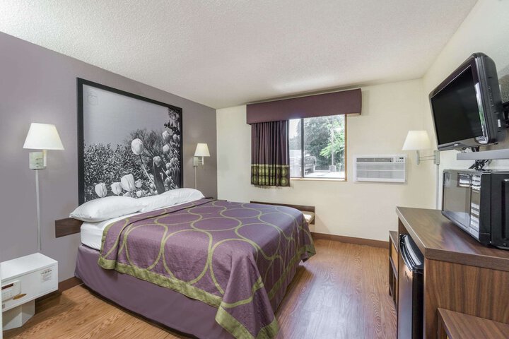 1 Queen Bed (15 of 20)