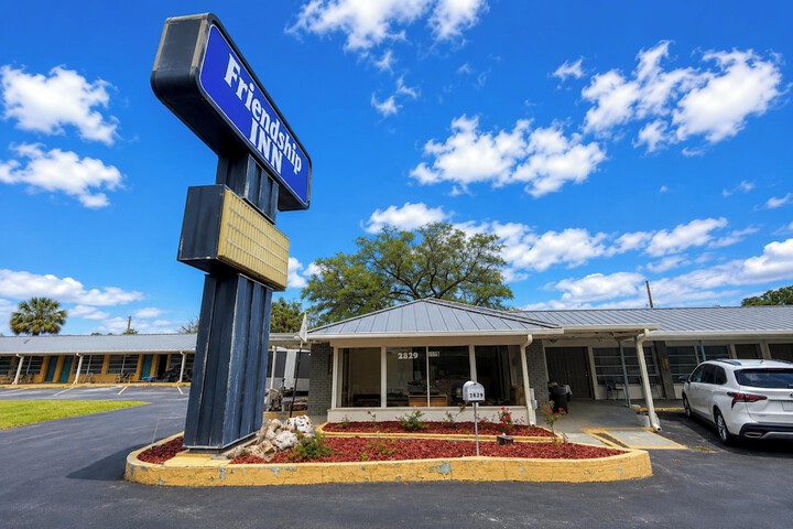 Exterior of Friendship Inn Near Golf Course Ocala Fl