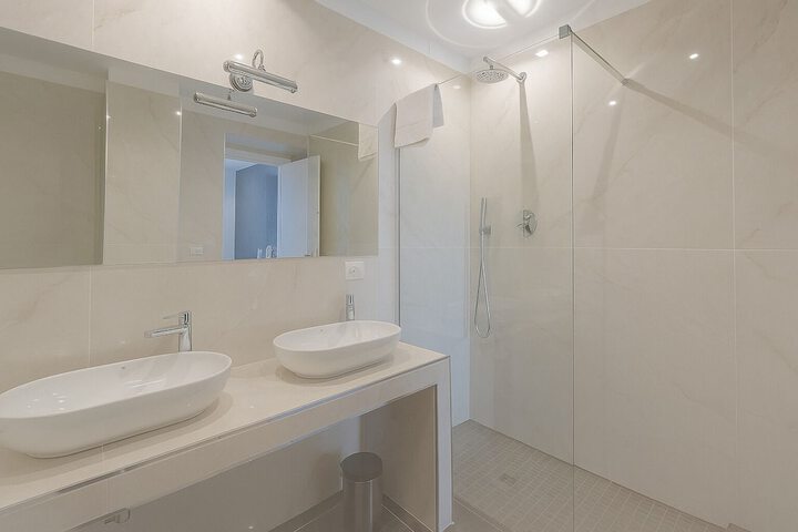 Room 6 of 10