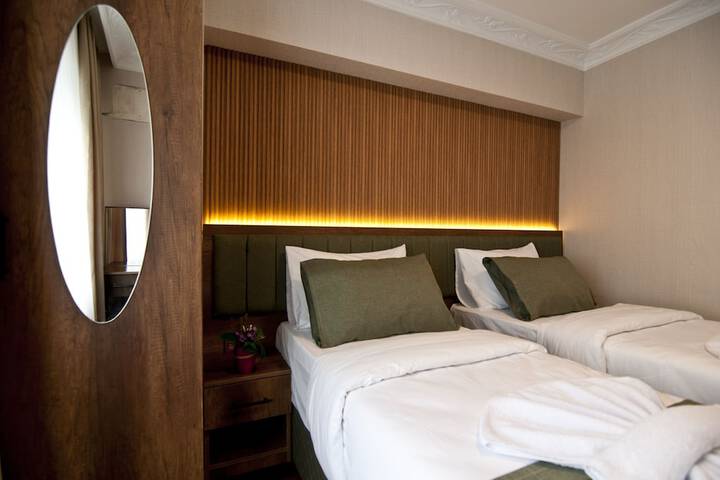 Room 9 of 28