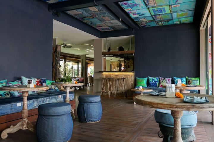 Lounge 213 of 227