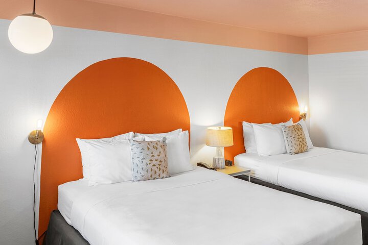 1 Queen Bed (8 of 8)
