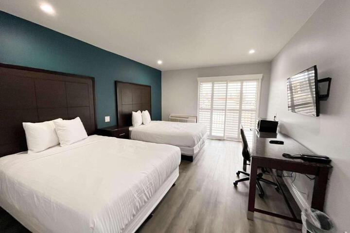 1 Queen Bed | Mob Accessible Roll in Shower Micfridg (3 of 25)